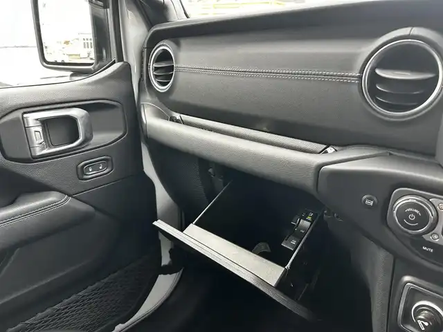 クライスラー・ジープ ジープ ラングラー アンリミテッド サハラ 福島県 2020(令2)年 3.1万km ブライトホワイト 純正8.4インチU-conectナビ/AppleCarPlay対応/アルパインスピーカー/フルセグTV/B/F/Sカメラ/リフトアップ（純正サス車載）/アダプティブクルーズコントロール/前後ドライブレコーダー/ステアリングヒーター/黒レザーシート/クリアランスソナー/シートヒーター/ブラインドスポットモニター/社外4本出しマフラー/社外ステップ/ブロックタイヤ（MONSTA）/LEDヘッドライト/オートライト/プッシュスタート/スマートキー/ETC2.0/取扱説明書/保証書