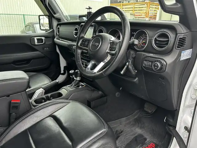 クライスラー・ジープ ジープ ラングラー アンリミテッド サハラ 福島県 2020(令2)年 3.1万km ブライトホワイト 純正8.4インチU-conectナビ/AppleCarPlay対応/アルパインスピーカー/フルセグTV/B/F/Sカメラ/リフトアップ（純正サス車載）/アダプティブクルーズコントロール/前後ドライブレコーダー/ステアリングヒーター/黒レザーシート/クリアランスソナー/シートヒーター/ブラインドスポットモニター/社外4本出しマフラー/社外ステップ/ブロックタイヤ（MONSTA）/LEDヘッドライト/オートライト/プッシュスタート/スマートキー/ETC2.0/取扱説明書/保証書