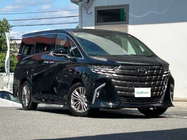 トヨタ アルファード Z 宮城県 2025(令7)年 0.9万km ブラック ワンオーナー/左右独立ムーンルーフ/デジタルインナーミラー/ユニバーサルステップ/アドバンストパーク/純正メモリーナビ/AM/FM/USB/Bluetooth/Toyota Safety Sense/・PCS(プリクラッシュセーフティ)/・LDA(レーンディパーチャーアラート)/・BSM(ブラインドスポットモニター)/・オートマチックハイビーム/・レーダークルーズコントロール/運転支援システム/・ロードサインアシスト/・リヤクロストラフィックアラート/・後方車両接近告知/・安心降車アシスト/・周辺車両接近時サポート/・クリアランスソナー/・ブレーキホールド/フルセグTV/全方位カメラ/バックカメラ/ビルトインETC2.0/デジタルインナーミラー/両側パワースライドドア/パワーバックドア/ステアリングスイッチ/レザーシート/パワーシート/メモリーシート/シートヒーター/エアーシート/オットマン/プッシュスタート/スマートキー/スペアキー/純正18インチAW付き夏タイヤ/（225/60/R18）/純正LEDヘッドライト/電動格納ミラー/ウインカーミラー/置くだけ携帯充電