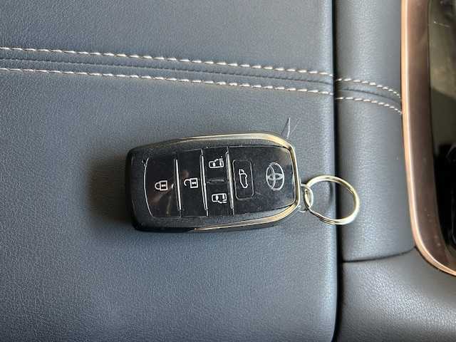 トヨタ アルファード Z 宮城県 2025(令7)年 0.9万km ブラック ワンオーナー/左右独立ムーンルーフ/デジタルインナーミラー/ユニバーサルステップ/アドバンストパーク/純正メモリーナビ/AM/FM/USB/Bluetooth/Toyota Safety Sense/・PCS(プリクラッシュセーフティ)/・LDA(レーンディパーチャーアラート)/・BSM(ブラインドスポットモニター)/・オートマチックハイビーム/・レーダークルーズコントロール/運転支援システム/・ロードサインアシスト/・リヤクロストラフィックアラート/・後方車両接近告知/・安心降車アシスト/・周辺車両接近時サポート/・クリアランスソナー/・ブレーキホールド/フルセグTV/全方位カメラ/バックカメラ/ビルトインETC2.0/デジタルインナーミラー/両側パワースライドドア/パワーバックドア/ステアリングスイッチ/レザーシート/パワーシート/メモリーシート/シートヒーター/エアーシート/オットマン/プッシュスタート/スマートキー/スペアキー/純正18インチAW付き夏タイヤ/（225/60/R18）/純正LEDヘッドライト/電動格納ミラー/ウインカーミラー/置くだけ携帯充電