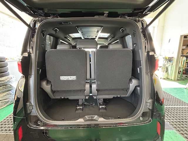 トヨタ アルファード Z 宮城県 2025(令7)年 0.9万km ブラック ワンオーナー/左右独立ムーンルーフ/デジタルインナーミラー/ユニバーサルステップ/アドバンストパーク/純正メモリーナビ/AM/FM/USB/Bluetooth/Toyota Safety Sense/・PCS(プリクラッシュセーフティ)/・LDA(レーンディパーチャーアラート)/・BSM(ブラインドスポットモニター)/・オートマチックハイビーム/・レーダークルーズコントロール/運転支援システム/・ロードサインアシスト/・リヤクロストラフィックアラート/・後方車両接近告知/・安心降車アシスト/・周辺車両接近時サポート/・クリアランスソナー/・ブレーキホールド/フルセグTV/全方位カメラ/バックカメラ/ビルトインETC2.0/デジタルインナーミラー/両側パワースライドドア/パワーバックドア/ステアリングスイッチ/レザーシート/パワーシート/メモリーシート/シートヒーター/エアーシート/オットマン/プッシュスタート/スマートキー/スペアキー/純正18インチAW付き夏タイヤ/（225/60/R18）/純正LEDヘッドライト/電動格納ミラー/ウインカーミラー/置くだけ携帯充電