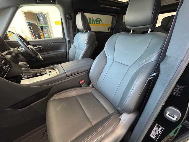 トヨタ アルファード Z 宮城県 2025(令7)年 0.9万km ブラック ワンオーナー/左右独立ムーンルーフ/デジタルインナーミラー/ユニバーサルステップ/アドバンストパーク/純正メモリーナビ/AM/FM/USB/Bluetooth/Toyota Safety Sense/・PCS(プリクラッシュセーフティ)/・LDA(レーンディパーチャーアラート)/・BSM(ブラインドスポットモニター)/・オートマチックハイビーム/・レーダークルーズコントロール/運転支援システム/・ロードサインアシスト/・リヤクロストラフィックアラート/・後方車両接近告知/・安心降車アシスト/・周辺車両接近時サポート/・クリアランスソナー/・ブレーキホールド/フルセグTV/全方位カメラ/バックカメラ/ビルトインETC2.0/デジタルインナーミラー/両側パワースライドドア/パワーバックドア/ステアリングスイッチ/レザーシート/パワーシート/メモリーシート/シートヒーター/エアーシート/オットマン/プッシュスタート/スマートキー/スペアキー/純正18インチAW付き夏タイヤ/（225/60/R18）/純正LEDヘッドライト/電動格納ミラー/ウインカーミラー/置くだけ携帯充電