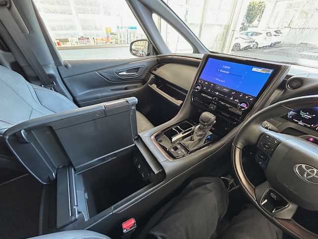 トヨタ アルファード Z 宮城県 2025(令7)年 0.9万km ブラック ワンオーナー/左右独立ムーンルーフ/デジタルインナーミラー/ユニバーサルステップ/アドバンストパーク/純正メモリーナビ/AM/FM/USB/Bluetooth/Toyota Safety Sense/・PCS(プリクラッシュセーフティ)/・LDA(レーンディパーチャーアラート)/・BSM(ブラインドスポットモニター)/・オートマチックハイビーム/・レーダークルーズコントロール/運転支援システム/・ロードサインアシスト/・リヤクロストラフィックアラート/・後方車両接近告知/・安心降車アシスト/・周辺車両接近時サポート/・クリアランスソナー/・ブレーキホールド/フルセグTV/全方位カメラ/バックカメラ/ビルトインETC2.0/デジタルインナーミラー/両側パワースライドドア/パワーバックドア/ステアリングスイッチ/レザーシート/パワーシート/メモリーシート/シートヒーター/エアーシート/オットマン/プッシュスタート/スマートキー/スペアキー/純正18インチAW付き夏タイヤ/（225/60/R18）/純正LEDヘッドライト/電動格納ミラー/ウインカーミラー/置くだけ携帯充電