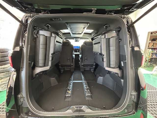 トヨタ アルファード Z 宮城県 2025(令7)年 0.9万km ブラック ワンオーナー/左右独立ムーンルーフ/デジタルインナーミラー/ユニバーサルステップ/アドバンストパーク/純正メモリーナビ/AM/FM/USB/Bluetooth/Toyota Safety Sense/・PCS(プリクラッシュセーフティ)/・LDA(レーンディパーチャーアラート)/・BSM(ブラインドスポットモニター)/・オートマチックハイビーム/・レーダークルーズコントロール/運転支援システム/・ロードサインアシスト/・リヤクロストラフィックアラート/・後方車両接近告知/・安心降車アシスト/・周辺車両接近時サポート/・クリアランスソナー/・ブレーキホールド/フルセグTV/全方位カメラ/バックカメラ/ビルトインETC2.0/デジタルインナーミラー/両側パワースライドドア/パワーバックドア/ステアリングスイッチ/レザーシート/パワーシート/メモリーシート/シートヒーター/エアーシート/オットマン/プッシュスタート/スマートキー/スペアキー/純正18インチAW付き夏タイヤ/（225/60/R18）/純正LEDヘッドライト/電動格納ミラー/ウインカーミラー/置くだけ携帯充電