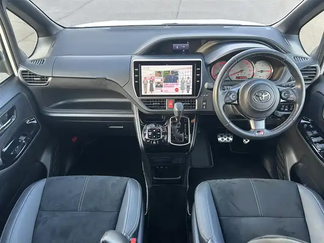 トヨタ ヴォクシー ZS GRスポーツ 奈良県 2020(令2)年 6.5万km ホワイトパールクリスタルシャイン 登録時走行距離64751km/純正10インチナビ/フルセグTV(AM.FM.CD.DVD.TV.BT)/純正フリップダウンモニター/両側パワースライドドア/バックカメラ/ETC/ドライブレコーダー/シートヒーター/クリアランスソナー/衝突軽減ブレーキ/横滑り防止装置/クルーズコントロール(追従走行なし)/車線逸脱警報（レーンキープアシスト）/オートライト/オートマチックハイビーム/アイドリングストップ/18インチ純正AW/純正フロアマット/ハーフレザーシート