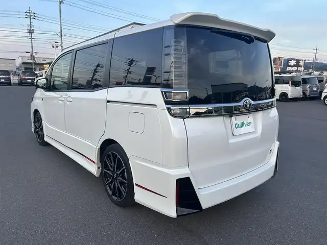 トヨタ ヴォクシー ZS GRスポーツ 奈良県 2020(令2)年 6.5万km ホワイトパールクリスタルシャイン 登録時走行距離64751km/純正10インチナビ/フルセグTV(AM.FM.CD.DVD.TV.BT)/純正フリップダウンモニター/両側パワースライドドア/バックカメラ/ETC/ドライブレコーダー/シートヒーター/クリアランスソナー/衝突軽減ブレーキ/横滑り防止装置/クルーズコントロール(追従走行なし)/車線逸脱警報（レーンキープアシスト）/オートライト/オートマチックハイビーム/アイドリングストップ/18インチ純正AW/純正フロアマット/ハーフレザーシート