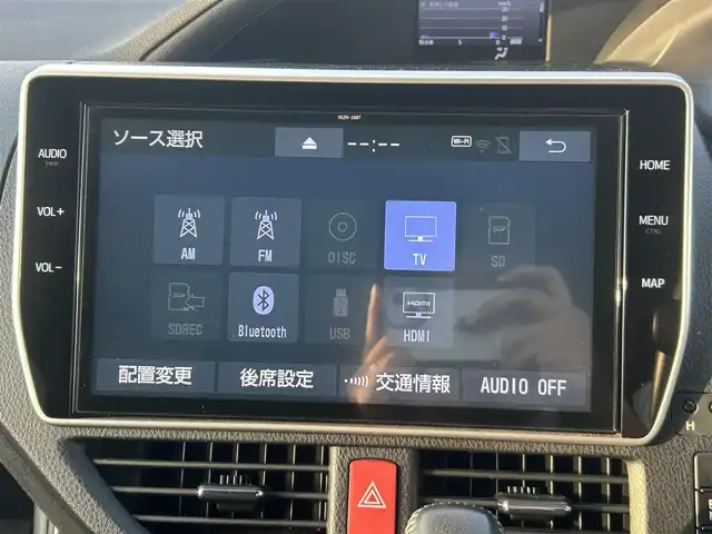 トヨタ ヴォクシー ZS GRスポーツ 奈良県 2020(令2)年 6.5万km ホワイトパールクリスタルシャイン 登録時走行距離64751km/純正10インチナビ/フルセグTV(AM.FM.CD.DVD.TV.BT)/純正フリップダウンモニター/両側パワースライドドア/バックカメラ/ETC/ドライブレコーダー/シートヒーター/クリアランスソナー/衝突軽減ブレーキ/横滑り防止装置/クルーズコントロール(追従走行なし)/車線逸脱警報（レーンキープアシスト）/オートライト/オートマチックハイビーム/アイドリングストップ/18インチ純正AW/純正フロアマット/ハーフレザーシート