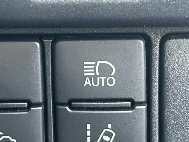 トヨタ ヴォクシー ZS GRスポーツ 奈良県 2020(令2)年 6.5万km ホワイトパールクリスタルシャイン 登録時走行距離64751km/純正10インチナビ/フルセグTV(AM.FM.CD.DVD.TV.BT)/純正フリップダウンモニター/両側パワースライドドア/バックカメラ/ETC/ドライブレコーダー/シートヒーター/クリアランスソナー/衝突軽減ブレーキ/横滑り防止装置/クルーズコントロール(追従走行なし)/車線逸脱警報（レーンキープアシスト）/オートライト/オートマチックハイビーム/アイドリングストップ/18インチ純正AW/純正フロアマット/ハーフレザーシート