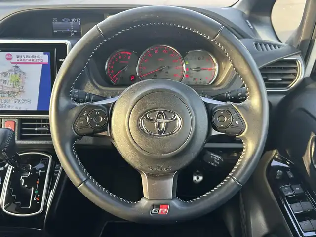 トヨタ ヴォクシー ZS GRスポーツ 奈良県 2020(令2)年 6.5万km ホワイトパールクリスタルシャイン 登録時走行距離64751km/純正10インチナビ/フルセグTV(AM.FM.CD.DVD.TV.BT)/純正フリップダウンモニター/両側パワースライドドア/バックカメラ/ETC/ドライブレコーダー/シートヒーター/クリアランスソナー/衝突軽減ブレーキ/横滑り防止装置/クルーズコントロール(追従走行なし)/車線逸脱警報（レーンキープアシスト）/オートライト/オートマチックハイビーム/アイドリングストップ/18インチ純正AW/純正フロアマット/ハーフレザーシート