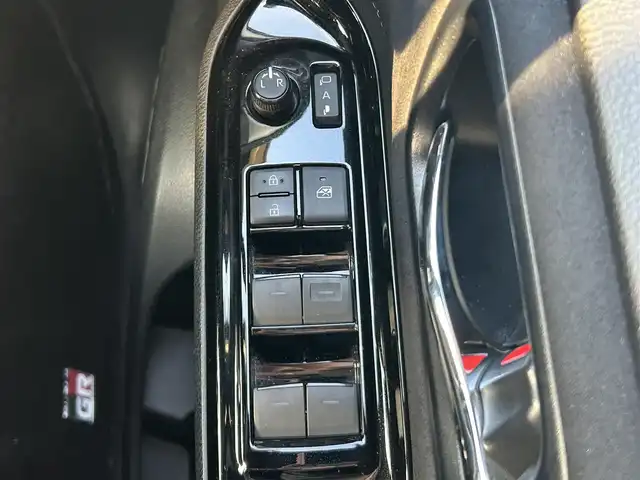 トヨタ ヴォクシー ZS GRスポーツ 奈良県 2020(令2)年 6.5万km ホワイトパールクリスタルシャイン 登録時走行距離64751km/純正10インチナビ/フルセグTV(AM.FM.CD.DVD.TV.BT)/純正フリップダウンモニター/両側パワースライドドア/バックカメラ/ETC/ドライブレコーダー/シートヒーター/クリアランスソナー/衝突軽減ブレーキ/横滑り防止装置/クルーズコントロール(追従走行なし)/車線逸脱警報（レーンキープアシスト）/オートライト/オートマチックハイビーム/アイドリングストップ/18インチ純正AW/純正フロアマット/ハーフレザーシート