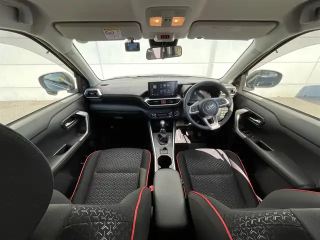 トヨタ ライズ Z 千葉県 2025(令7)年 0.8万km ブラックマイカメタリック スマートアシスト/・衝突軽減ブレーキ/レーンキープアシスト/・レーダークルーズコントロール/オートハイビーム/・クリアランスソナー/9インチディスプレイオーディオ/・フルセグ/BT/USB/カープレイ/バックカメラ/ステアリングスイッチ/ETC/シートヒーター(D/N席)/LEDヘッドライト/オートライト/フォグライト/スマートキー/プッシュスタート/フロアマット/純正17インチAW