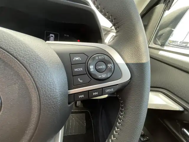 トヨタ ライズ Z 千葉県 2025(令7)年 0.8万km ブラックマイカメタリック スマートアシスト/・衝突軽減ブレーキ/レーンキープアシスト/・レーダークルーズコントロール/オートハイビーム/・クリアランスソナー/9インチディスプレイオーディオ/・フルセグ/BT/USB/カープレイ/バックカメラ/ステアリングスイッチ/ETC/シートヒーター(D/N席)/LEDヘッドライト/オートライト/フォグライト/スマートキー/プッシュスタート/フロアマット/純正17インチAW