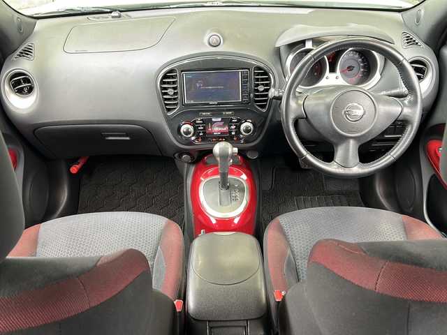 日産 ジューク 15RX 静岡県 2012(平24)年 10万km ホワイトパール 社外SDナビ/・CD/・DVD/・フルセグＴＶ/・Bluetooth/・AM/・FM/主要装備/・衝突軽減/・バックカメラ/・ETC/・純正フロアマット/・純正アルミホイール/・オートライト/・スマートキー/・プッシュスタート/・スペアキー1本/・オートエアコン/・革巻きステアリング/・Wエアバック