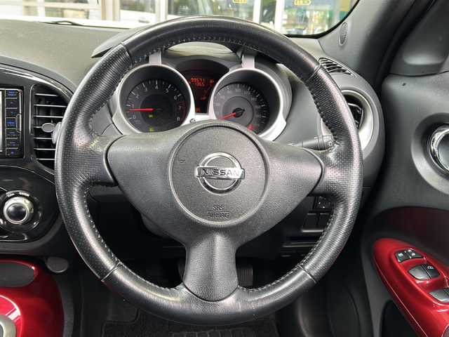 日産 ジューク 15RX 静岡県 2012(平24)年 10万km ホワイトパール 社外SDナビ/・CD/・DVD/・フルセグＴＶ/・Bluetooth/・AM/・FM/主要装備/・衝突軽減/・バックカメラ/・ETC/・純正フロアマット/・純正アルミホイール/・オートライト/・スマートキー/・プッシュスタート/・スペアキー1本/・オートエアコン/・革巻きステアリング/・Wエアバック