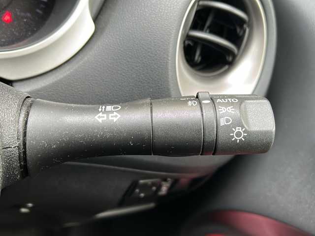 日産 ジューク 15RX 静岡県 2012(平24)年 10万km ホワイトパール 社外SDナビ/・CD/・DVD/・フルセグＴＶ/・Bluetooth/・AM/・FM/主要装備/・衝突軽減/・バックカメラ/・ETC/・純正フロアマット/・純正アルミホイール/・オートライト/・スマートキー/・プッシュスタート/・スペアキー1本/・オートエアコン/・革巻きステアリング/・Wエアバック