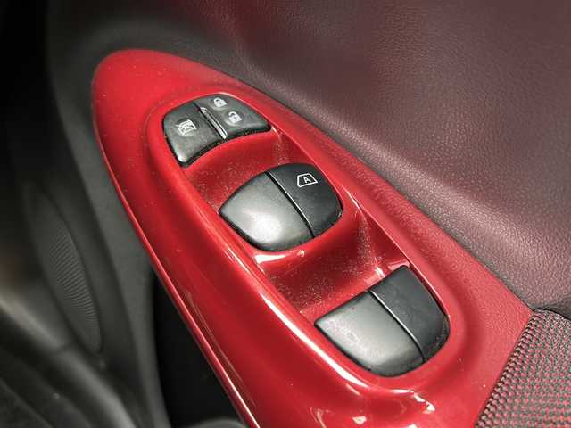 日産 ジューク 15RX 静岡県 2012(平24)年 10万km ホワイトパール 社外SDナビ/・CD/・DVD/・フルセグＴＶ/・Bluetooth/・AM/・FM/主要装備/・衝突軽減/・バックカメラ/・ETC/・純正フロアマット/・純正アルミホイール/・オートライト/・スマートキー/・プッシュスタート/・スペアキー1本/・オートエアコン/・革巻きステアリング/・Wエアバック