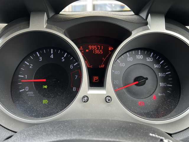 日産 ジューク 15RX 静岡県 2012(平24)年 10万km ホワイトパール 社外SDナビ/・CD/・DVD/・フルセグＴＶ/・Bluetooth/・AM/・FM/主要装備/・衝突軽減/・バックカメラ/・ETC/・純正フロアマット/・純正アルミホイール/・オートライト/・スマートキー/・プッシュスタート/・スペアキー1本/・オートエアコン/・革巻きステアリング/・Wエアバック