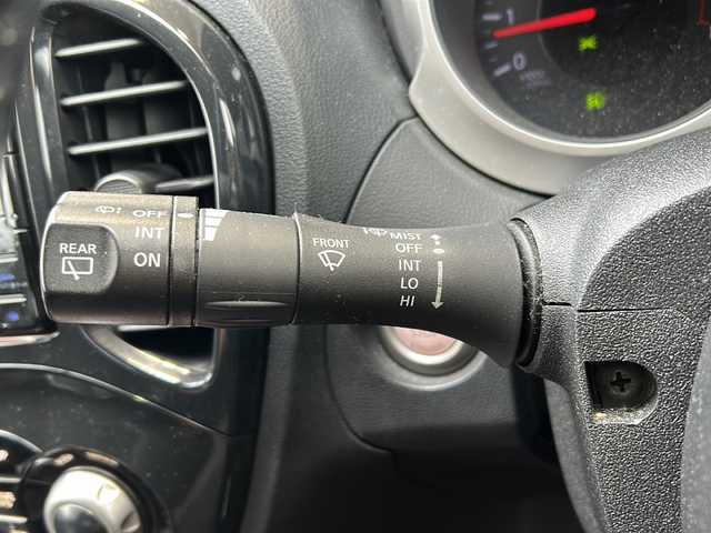 日産 ジューク 15RX 静岡県 2012(平24)年 10万km ホワイトパール 社外SDナビ/・CD/・DVD/・フルセグＴＶ/・Bluetooth/・AM/・FM/主要装備/・衝突軽減/・バックカメラ/・ETC/・純正フロアマット/・純正アルミホイール/・オートライト/・スマートキー/・プッシュスタート/・スペアキー1本/・オートエアコン/・革巻きステアリング/・Wエアバック