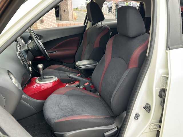 日産 ジューク 15RX 静岡県 2012(平24)年 10万km ホワイトパール 社外SDナビ/・CD/・DVD/・フルセグＴＶ/・Bluetooth/・AM/・FM/主要装備/・衝突軽減/・バックカメラ/・ETC/・純正フロアマット/・純正アルミホイール/・オートライト/・スマートキー/・プッシュスタート/・スペアキー1本/・オートエアコン/・革巻きステアリング/・Wエアバック