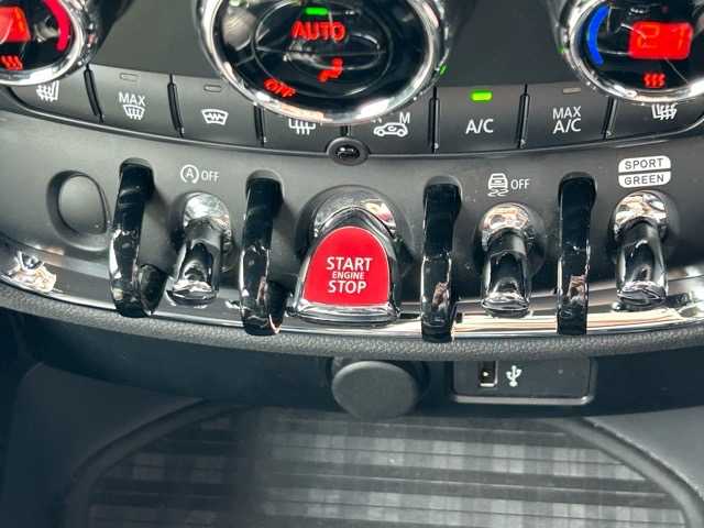 ＭＩＮＩ ミニ クラブマン ジョンクーパーワークス 千葉県 2018(平30)年 5.8万km アイランドブルー ワンオーナー/純正HDDナビ/Bluetooth/AppleCarPlay/USB/ETC/harman kardonスピーカー/バックカメラ/ヘッドアップディスプレイ/MINIドライビングモード/アクティブクルーズコントロール/パドルシフト/前席シートヒーター/前席パワーシート/置くだけ充電/衝突警報/歩行者警報/コンフォートアクセス/オートライト/プッシュスタート/スマートキー/スペアキー1本/LEDヘッドライト/純正フロアマット/保証書・取扱説明書