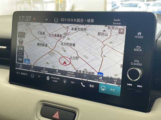 ホンダ ヴェゼル ハイブリッド e:HEV PLaY 岐阜県 2024(令6)年 1.1万km プレミアムサンライトホワイトパール パノラマルーフ/マルチビューモニター/9インチHondaCONNECTディスプレイ/ナビ/フルセグTV/Bluetooth/USB/AppleCarPlay/ワイヤレス充電/ハーフレザーシート/シートヒーター/パワーバックドア/プッシュスタート/スマートキー/フロアマット/衝突軽減ブレーキ/誤発進抑制機能（前方・後方）/近距離衝突軽減ブレーキ/歩行者事故低減ステアリング/路外逸脱抑制機能/渋滞追従機能付きアダプティブクルーズコントロール/車線維持支援システム/先行車発進お知らせ機能/標識認識機能/オートハイビーム/ブラインドスポットインフォメーション/LEDアクティブコーナリングライト