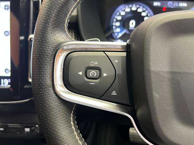 ボルボ ＸＣ４０ T4 AWD Rデザイン 千葉県 2019(平31)年 6万km クリスタルホワイトP ＡＣＣ　/半革シート　/ナビ　/ＴＶ　/Ｂｌｕｅｔｏｏｔｈ接続　/３６０°　/電動シート　/シートヒーター　/電動リアゲート　/アクティブパーキング　/ＬＥＤヘッドライト　/スマートキー　/衝突軽減Ｂ　/ＢＳＭ　/ＬＫＡ　/ＥＴＣ