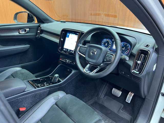 ボルボ ＸＣ４０ T4 AWD Rデザイン 千葉県 2019(平31)年 6万km クリスタルホワイトP ＡＣＣ　/半革シート　/ナビ　/ＴＶ　/Ｂｌｕｅｔｏｏｔｈ接続　/３６０°　/電動シート　/シートヒーター　/電動リアゲート　/アクティブパーキング　/ＬＥＤヘッドライト　/スマートキー　/衝突軽減Ｂ　/ＢＳＭ　/ＬＫＡ　/ＥＴＣ