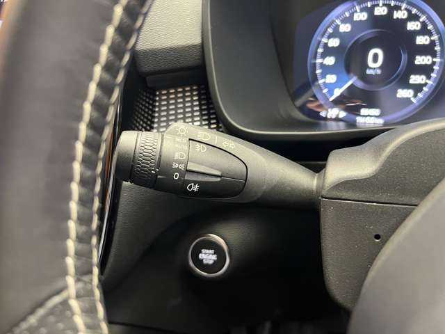 ボルボ ＸＣ４０ T4 AWD Rデザイン 千葉県 2019(平31)年 6万km クリスタルホワイトP ＡＣＣ　/半革シート　/ナビ　/ＴＶ　/Ｂｌｕｅｔｏｏｔｈ接続　/３６０°　/電動シート　/シートヒーター　/電動リアゲート　/アクティブパーキング　/ＬＥＤヘッドライト　/スマートキー　/衝突軽減Ｂ　/ＢＳＭ　/ＬＫＡ　/ＥＴＣ