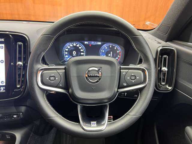 ボルボ ＸＣ４０ T4 AWD Rデザイン 千葉県 2019(平31)年 6万km クリスタルホワイトP ＡＣＣ　/半革シート　/ナビ　/ＴＶ　/Ｂｌｕｅｔｏｏｔｈ接続　/３６０°　/電動シート　/シートヒーター　/電動リアゲート　/アクティブパーキング　/ＬＥＤヘッドライト　/スマートキー　/衝突軽減Ｂ　/ＢＳＭ　/ＬＫＡ　/ＥＴＣ