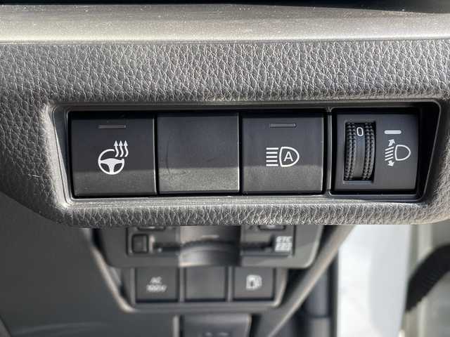 トヨタ プリウス U 愛知県 2023(令5)年 3.5万km プラチナホワイトパールマイカ トヨタセーフティセンス/純正ディズプレイオーディオ　ナビ機能なし/全方位カメラ/レーダークルーズコントロール/バックカメラ/コーナーセンサー/ETC2.0/ブラインドスポットモニター/ステアリングヒーター/LEDヘッドライト/オートマチックハイビーム/衝突軽減システム/フルセグ/Bluetooth/ステアリングスイッチ/スマートキー/プッシュスタート