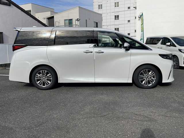 トヨタ アルファードハイブリット Z 愛知県 2025(令7)年 0.1千km プラチナホワイトパールマイカ ワンオーナー/14インチディスプレイオーディオプラス/【コネクティッドナビ対応・フルセグTV・AM/FM・USB入力・HDMI入力・AppleCarPlay・AndrodiAuto】/ETC2.0/左右独立ムーンルーフ/デジタルインナーミラー/パワーシート（前席）/・マイコンプリセットドライビングポジションシステム/助手席肩口パワーシートスイッチ/2列目エグゼクティブパワーシート/【パワーリクライニング・大型ヘッドレスト・快適温熱シート・充電用USB端子・パワーオットマン・折り畳み式サイドテーブル・大型アームレスト】/セーフティセンス（予防安全パッケージ）/【プリクラッシュセーフティ・レーントレーシングアシスト・レーンディパーチャーアラート・全車速追従機能付レーダークルーズコントロール・アダプティブハイビームシステム・ロードサインアシスト】/トヨタチームメイト/カラーヘッドアップディスプレイ/・タッチトレーサーオペレーション/ユニバーサルステップ/グローブボックス照明/おくだけ充電/床下透過表示機能付パノラミックビューモニター/3眼LEDヘッドライトランプ/新車保証書/スペアキー