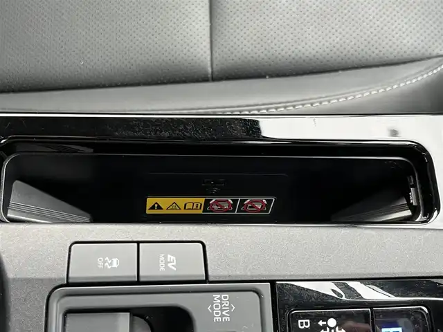 トヨタ プリウス Z 奈良県 2025(令7)年 1.3万km プラチナホワイトパールマイカ モデリスタエアロ/純正12インチディスプレイオーディオ/（TV/BT/AppleCarPlay/AndroidAuto）/レーダークルーズコントロール/アラウンドビューモニター/ブラインドスポットモニター/前後コーナーセンサー/プリクラッシュセーフティ/レーンキープアシスト/パーキングアシスト/パワーバックドア/レザーシート/運転席メモリ付きパワーシート/前席シートヒーター/エアーシート/ステアリングヒーター/ワイヤレス充電/デジタルインナーミラー/LEDヘッドライト/ETC2.0/純正19インチAW/保証書/取り扱い説明書