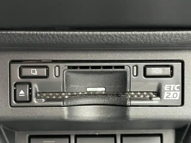 トヨタ プリウス Z 奈良県 2025(令7)年 1.3万km プラチナホワイトパールマイカ モデリスタエアロ/純正12インチディスプレイオーディオ/（TV/BT/AppleCarPlay/AndroidAuto）/レーダークルーズコントロール/アラウンドビューモニター/ブラインドスポットモニター/前後コーナーセンサー/プリクラッシュセーフティ/レーンキープアシスト/パーキングアシスト/パワーバックドア/レザーシート/運転席メモリ付きパワーシート/前席シートヒーター/エアーシート/ステアリングヒーター/ワイヤレス充電/デジタルインナーミラー/LEDヘッドライト/ETC2.0/純正19インチAW/保証書/取り扱い説明書