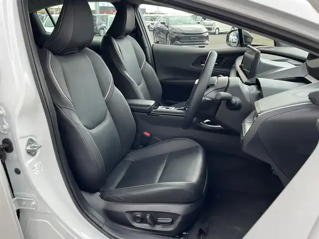 トヨタ プリウス Z 奈良県 2025(令7)年 1.3万km プラチナホワイトパールマイカ モデリスタエアロ/純正12インチディスプレイオーディオ/（TV/BT/AppleCarPlay/AndroidAuto）/レーダークルーズコントロール/アラウンドビューモニター/ブラインドスポットモニター/前後コーナーセンサー/プリクラッシュセーフティ/レーンキープアシスト/パーキングアシスト/パワーバックドア/レザーシート/運転席メモリ付きパワーシート/前席シートヒーター/エアーシート/ステアリングヒーター/ワイヤレス充電/デジタルインナーミラー/LEDヘッドライト/ETC2.0/純正19インチAW/保証書/取り扱い説明書