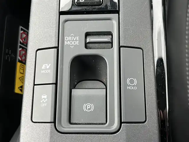 トヨタ プリウス Z 奈良県 2025(令7)年 1.3万km プラチナホワイトパールマイカ モデリスタエアロ/純正12インチディスプレイオーディオ/（TV/BT/AppleCarPlay/AndroidAuto）/レーダークルーズコントロール/アラウンドビューモニター/ブラインドスポットモニター/前後コーナーセンサー/プリクラッシュセーフティ/レーンキープアシスト/パーキングアシスト/パワーバックドア/レザーシート/運転席メモリ付きパワーシート/前席シートヒーター/エアーシート/ステアリングヒーター/ワイヤレス充電/デジタルインナーミラー/LEDヘッドライト/ETC2.0/純正19インチAW/保証書/取り扱い説明書