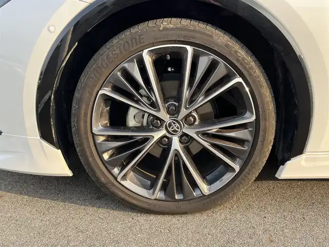 トヨタ プリウス Z 奈良県 2025(令7)年 1.3万km プラチナホワイトパールマイカ モデリスタエアロ/純正12インチディスプレイオーディオ/（TV/BT/AppleCarPlay/AndroidAuto）/レーダークルーズコントロール/アラウンドビューモニター/ブラインドスポットモニター/前後コーナーセンサー/プリクラッシュセーフティ/レーンキープアシスト/パーキングアシスト/パワーバックドア/レザーシート/運転席メモリ付きパワーシート/前席シートヒーター/エアーシート/ステアリングヒーター/ワイヤレス充電/デジタルインナーミラー/LEDヘッドライト/ETC2.0/純正19インチAW/保証書/取り扱い説明書