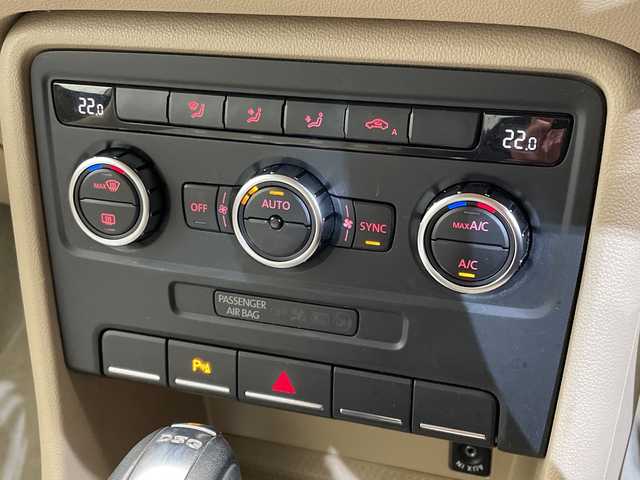 フォルクスワーゲン ザ・ビートル チョコ 愛媛県 2014(平26)年 8万km 茶 社外７インチナビ/Bluetooth/ワンセグテレビ/ドライブレコーダー/ETC/プッシュスタート/LEDヘッドライト/オートライト/フォグランプ/電動格納ミラー