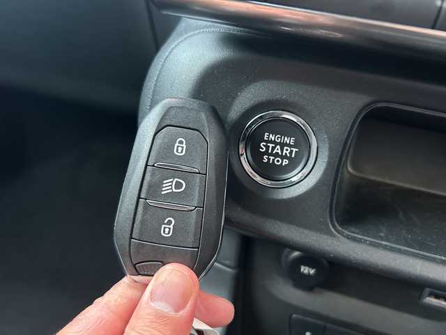 シトロエン Ｃ３ シャイン 滋賀県 2019(令1)年 1.8万km サーブル 純正ナビ/バックカメラ/ａｐｐｌｅｃａｒｐｌａｙ/純正１６インチＡＷ/アダプティブクルーズコントロール/ブラインドスポットモニター/クリアランスソナー/アクティブセーフティブレーキ/ＥＴＣ/ドライブレコーダー/スマートキー