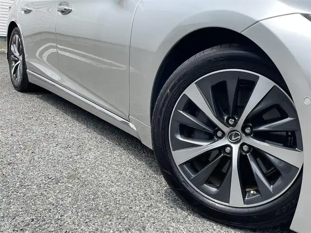 レクサス ＬＳ 500h Iパッケージ 東京都 2021(令3)年 3.6万km シルバー 法人ワンオーナー/走行35886km/メーカーオプション設定色(1L3/銀影ラスター)/Lexusチームメイト(アドバンスドパーク対応)/Lexusセーフティシステム+A/（PCS/FCTA/LTA/AHS/RSA）/レーダークルーズコントロール/先行車発進告知/メーカーオプション3Dサラウンドシステム/（マークレビンソン/23スピーカー)/純正SDナビ/DTV(12.3インチワイド)/・AppleCarPlay/AndroidAuto対応/・Bluetooth ・Blu-ray/DVD再生/・Miracast ・microSDミュージックサーバー/全方位パノラミックビューモニター/デジタルインナーミラー /電動レザーシート(ブラック/本革)/・運転席20way/助手席18way/・シートヒーター(運転席/助手席)/・シートベンチレーション(運転席/助手席)/ステアリングヒーター/イージークローザードア(全ドア)/電動パワートランクリッド/HUD(ヘッドアップディスプレイ)/LEDヘッドランプ/電子制御式エアサスペンション/純正19インチアルミホイール/スマートキー(スペア1個付)/車検 R8年4月11日迄/記録簿(R4/5/6年)/取説(車体/クイックガイド/ナビ/電子/後席)