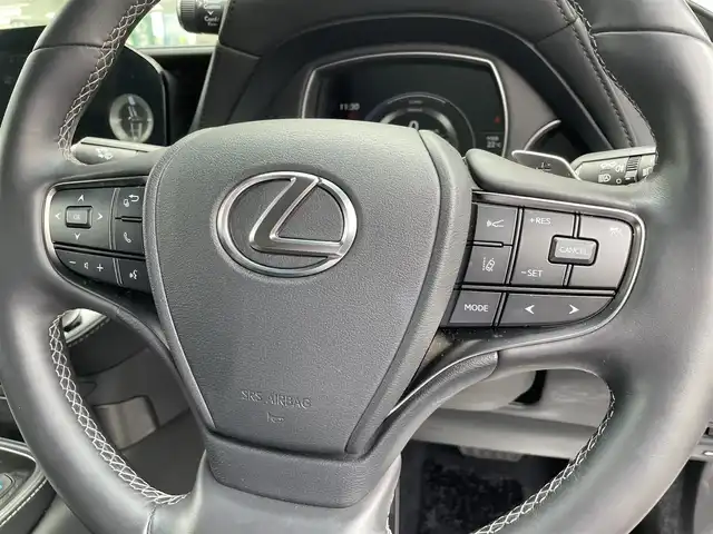 レクサス ＬＳ 500h Iパッケージ 東京都 2021(令3)年 3.6万km シルバー 法人ワンオーナー/走行35886km/メーカーオプション設定色(1L3/銀影ラスター)/Lexusチームメイト(アドバンスドパーク対応)/Lexusセーフティシステム+A/（PCS/FCTA/LTA/AHS/RSA）/レーダークルーズコントロール/先行車発進告知/メーカーオプション3Dサラウンドシステム/（マークレビンソン/23スピーカー)/純正SDナビ/DTV(12.3インチワイド)/・AppleCarPlay/AndroidAuto対応/・Bluetooth ・Blu-ray/DVD再生/・Miracast ・microSDミュージックサーバー/全方位パノラミックビューモニター/デジタルインナーミラー /電動レザーシート(ブラック/本革)/・運転席20way/助手席18way/・シートヒーター(運転席/助手席)/・シートベンチレーション(運転席/助手席)/ステアリングヒーター/イージークローザードア(全ドア)/電動パワートランクリッド/HUD(ヘッドアップディスプレイ)/LEDヘッドランプ/電子制御式エアサスペンション/純正19インチアルミホイール/スマートキー(スペア1個付)/車検 R8年4月11日迄/記録簿(R4/5/6年)/取説(車体/クイックガイド/ナビ/電子/後席)