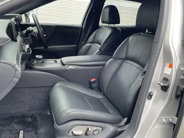 レクサス ＬＳ 500h Iパッケージ 東京都 2021(令3)年 3.6万km シルバー 法人ワンオーナー/走行35886km/メーカーオプション設定色(1L3/銀影ラスター)/Lexusチームメイト(アドバンスドパーク対応)/Lexusセーフティシステム+A/（PCS/FCTA/LTA/AHS/RSA）/レーダークルーズコントロール/先行車発進告知/メーカーオプション3Dサラウンドシステム/（マークレビンソン/23スピーカー)/純正SDナビ/DTV(12.3インチワイド)/・AppleCarPlay/AndroidAuto対応/・Bluetooth ・Blu-ray/DVD再生/・Miracast ・microSDミュージックサーバー/全方位パノラミックビューモニター/デジタルインナーミラー /電動レザーシート(ブラック/本革)/・運転席20way/助手席18way/・シートヒーター(運転席/助手席)/・シートベンチレーション(運転席/助手席)/ステアリングヒーター/イージークローザードア(全ドア)/電動パワートランクリッド/HUD(ヘッドアップディスプレイ)/LEDヘッドランプ/電子制御式エアサスペンション/純正19インチアルミホイール/スマートキー(スペア1個付)/車検 R8年4月11日迄/記録簿(R4/5/6年)/取説(車体/クイックガイド/ナビ/電子/後席)