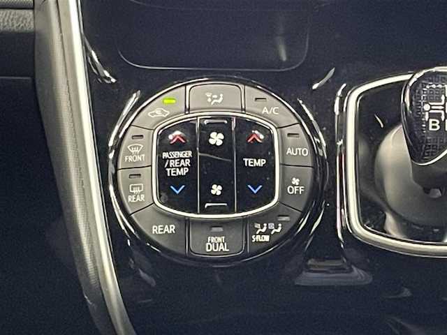 トヨタ ヴォクシー ハイブリッド ZS 煌Ⅱ 宮城県 2020(令2)年 5.4万km ホワイトパールクリスタルシャイン ワンオーナー/社外ＳＤナビ/（ＦＭ／ＡＭ／ＣＤ／ＤＶＤ／Ｂｌｕｅｔｏｏｔｈ）　/フルセグテレビ　/衝突被害軽減装置　/クルーズコントロール　/レーンキープアシスト　/オートマチックハイビーム　/両側パワースライドドア/横滑り防止装置/コーナーセンサー/前席シートヒーター/バックカメラ/オートライト/スマートキー/プッシュスタート/ETC/電動格納ミラー