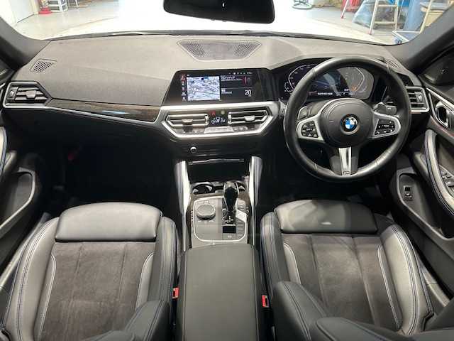 ＢＭＷ ＢＭＷ ４２０ｉ 宮城県 2023(令5)年 3.9万km 白 純正ナビ/全方位カメラ/Bluetooth/フルセグTV/衝突被害軽減システム/追従走行付きクルーズコントロール/レーンキープアシスト/前後コーナーセンサー/MTモード付きAT/パドルシフト/ホールドブレーキ/電動リアゲート/本革レザーシート/シートメモリー/シートヒーター/パワーシート/LEDヘッドライト/オートライト/純正ETC/純正アルミホイール/純正フロアマット