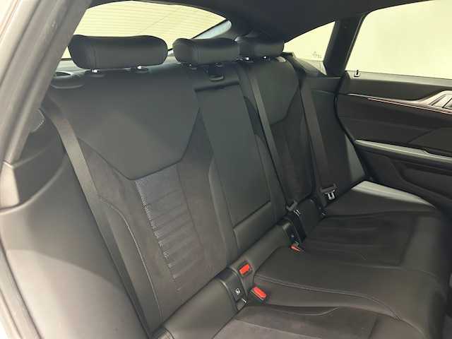 ＢＭＷ ＢＭＷ ４２０ｉ 宮城県 2023(令5)年 3.9万km 白 純正ナビ/全方位カメラ/Bluetooth/フルセグTV/衝突被害軽減システム/追従走行付きクルーズコントロール/レーンキープアシスト/前後コーナーセンサー/MTモード付きAT/パドルシフト/ホールドブレーキ/電動リアゲート/本革レザーシート/シートメモリー/シートヒーター/パワーシート/LEDヘッドライト/オートライト/純正ETC/純正アルミホイール/純正フロアマット