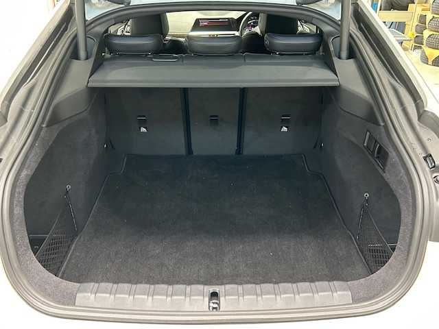 ＢＭＷ ＢＭＷ ４２０ｉ 宮城県 2023(令5)年 3.9万km 白 純正ナビ/全方位カメラ/Bluetooth/フルセグTV/衝突被害軽減システム/追従走行付きクルーズコントロール/レーンキープアシスト/前後コーナーセンサー/MTモード付きAT/パドルシフト/ホールドブレーキ/電動リアゲート/本革レザーシート/シートメモリー/シートヒーター/パワーシート/LEDヘッドライト/オートライト/純正ETC/純正アルミホイール/純正フロアマット