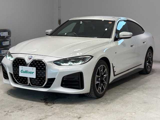 ＢＭＷ ＢＭＷ ４２０ｉ 宮城県 2023(令5)年 3.9万km 白 純正ナビ/全方位カメラ/Bluetooth/フルセグTV/衝突被害軽減システム/追従走行付きクルーズコントロール/レーンキープアシスト/前後コーナーセンサー/MTモード付きAT/パドルシフト/ホールドブレーキ/電動リアゲート/本革レザーシート/シートメモリー/シートヒーター/パワーシート/LEDヘッドライト/オートライト/純正ETC/純正アルミホイール/純正フロアマット