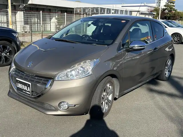 プジョー ２０８ アリュール 静岡県 2013(平25)年 9.9万km ゴールド MT車/純正ディスプレイオーディオ/・Bluetooth/・AM/FM/ETC/純正16インチアルミホイール/ハーフレザーシート/前後ドライブレコーダー/スペアキー