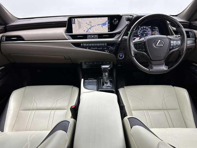 レクサス ＥＳ 300h バージョンL 三重県 2019(令1)年 4万km ソニッククォーツ /禁煙車//純正ナビ/・フルセグ・Bluetooth・CD・DVD・Blu-ray・Bluetooth・SD//パノラミックビューモニター//サンルーフ//ブラインドスポットモニター//前席パワーシート（メモリ付き）//全席シートヒーター//前席ベンチレーション//革巻きステアリング//プリクラッシュセーフティ//オートマチックハイビーム//レーダークルーズコントロール//ステアリングヒーター//パワートランク//パドルシフト//オートブレーキホールド//電子パーキング//リアサンシェード//クリアランスソナー//ビルトインETC2.0//置くだけ充電//AC100V//レザーシート