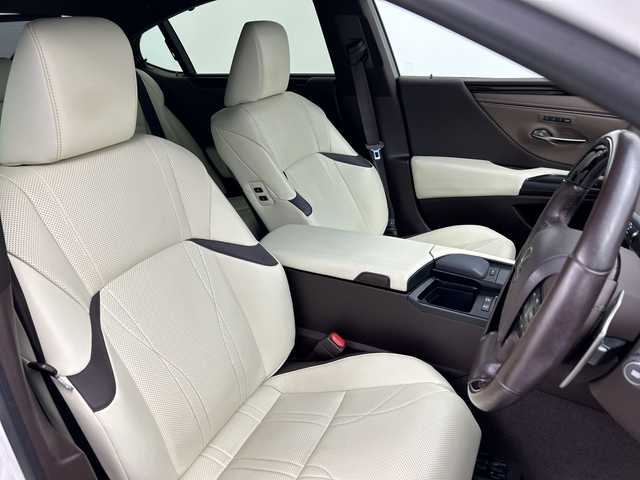 レクサス ＥＳ 300h バージョンL 三重県 2019(令1)年 4万km ソニッククォーツ /禁煙車//純正ナビ/・フルセグ・Bluetooth・CD・DVD・Blu-ray・Bluetooth・SD//パノラミックビューモニター//サンルーフ//ブラインドスポットモニター//前席パワーシート（メモリ付き）//全席シートヒーター//前席ベンチレーション//革巻きステアリング//プリクラッシュセーフティ//オートマチックハイビーム//レーダークルーズコントロール//ステアリングヒーター//パワートランク//パドルシフト//オートブレーキホールド//電子パーキング//リアサンシェード//クリアランスソナー//ビルトインETC2.0//置くだけ充電//AC100V//レザーシート