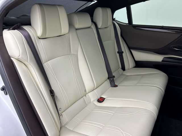 レクサス ＥＳ 300h バージョンL 三重県 2019(令1)年 4万km ソニッククォーツ /禁煙車//純正ナビ/・フルセグ・Bluetooth・CD・DVD・Blu-ray・Bluetooth・SD//パノラミックビューモニター//サンルーフ//ブラインドスポットモニター//前席パワーシート（メモリ付き）//全席シートヒーター//前席ベンチレーション//革巻きステアリング//プリクラッシュセーフティ//オートマチックハイビーム//レーダークルーズコントロール//ステアリングヒーター//パワートランク//パドルシフト//オートブレーキホールド//電子パーキング//リアサンシェード//クリアランスソナー//ビルトインETC2.0//置くだけ充電//AC100V//レザーシート